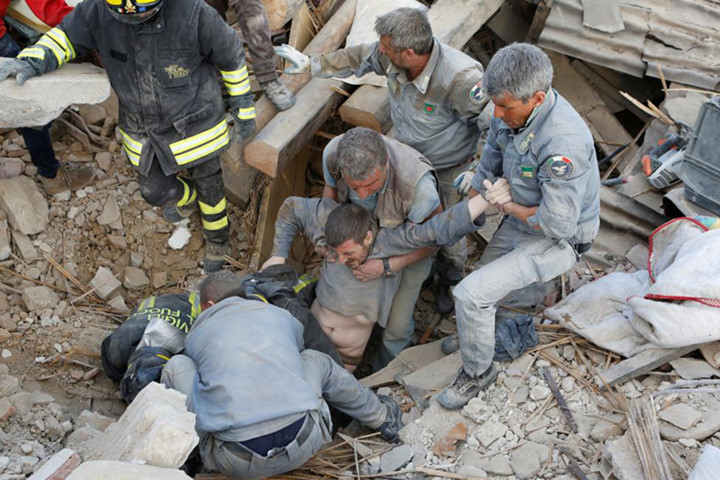Cứu sống một nam giới trong đống đổ nát ở Amatrice. Ảnh: Reuters.