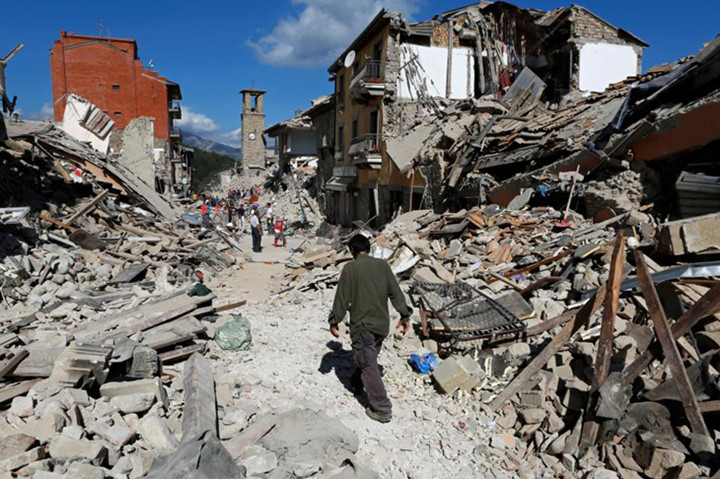 Cảnh hoang tàn sau động đất ở thị trấn Pescara del Tronto, cũng ở miền trung Italy. Ảnh: Reuters.