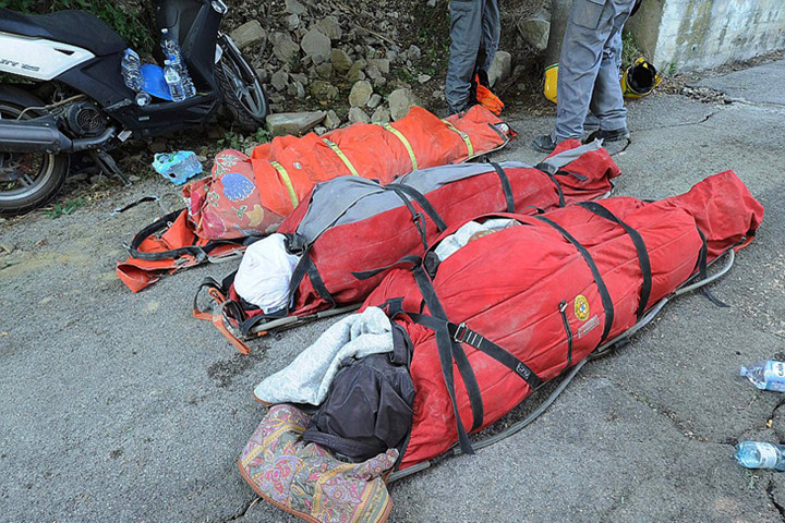 Thi thể 3 nạn nhân tử vong trong động đất, được đặt trong các túi chuyên để đựng xác. Ảnh: Getty.