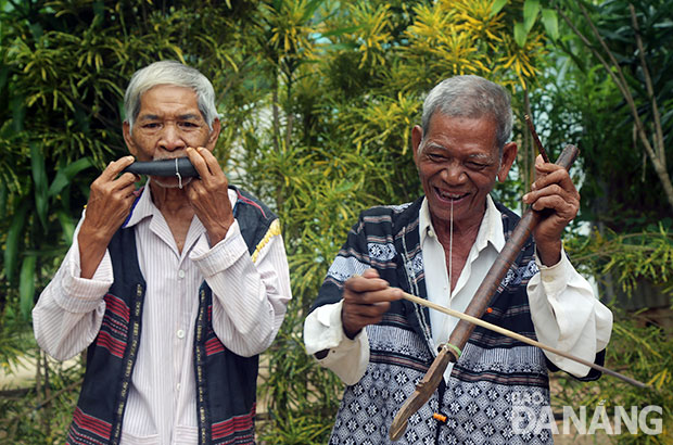 Hai già làng Nguyễn Văn Cần thổi kèn Cabluôc (trái) và Đinh Văn Lương kéo đàn Joo. Ảnh: VĂN THÀNH LÊ