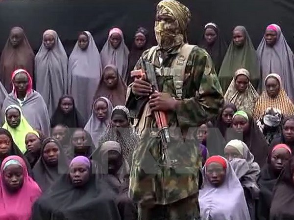Tay súng Boko Haram canh giữ các nữ sinh ở Chibok, Nigeria bị bắt cóc tại một địa điểm bí mật tháng 4/2014. (Nguồn: AFP/TTXVN)