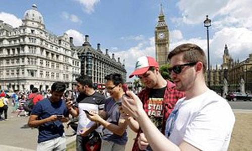  Nhóm đàn ông đang chơi Pokémon Go  ở Westminster, London. 
