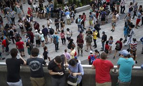  Đám đông đang dùng điện thoại “bắt Pokémon Go” ở Toronto, Canada.