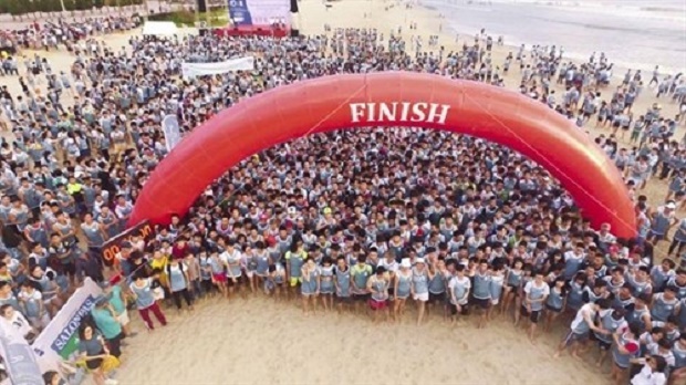 Thousands of runners took part in the Barefoot Run Da Nang on My Khe Beach on August 26 (Source: VNA)