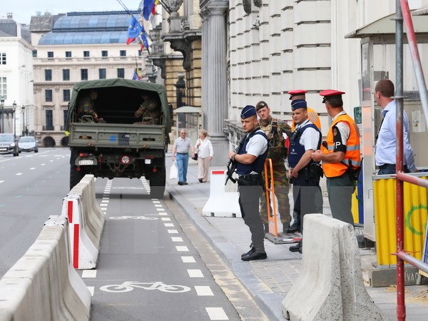 Cảnh sát Bỉ gác bên ngoài văn phòng Thủ tướng ở Brussels. (Nguồn: AFP/TTXVN)