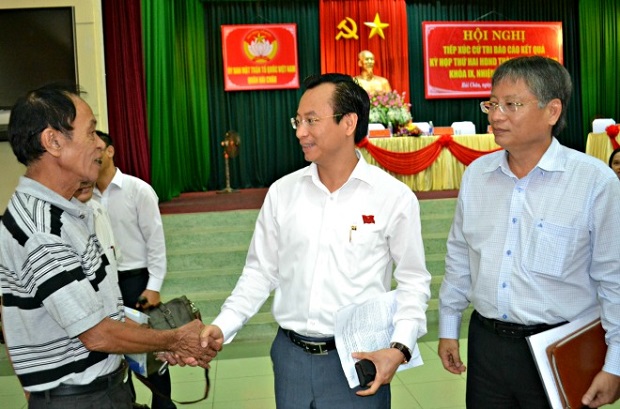  Secretary Anh (centre) speaking to a local voter
