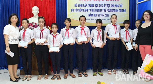 Lễ trao học bổng cho nữ sinh THCS vượt khó học tốt trên địa bàn quận Ngũ Hành Sơn.