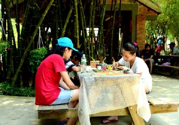 Children paint at the Terracotta Park in pottery Thanh Ha village (Photo: Terracotta Park)