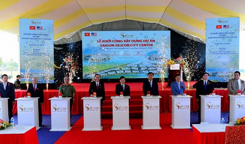 Former Vietnamese State President Nguyen Minh Triet (C) and Ho Chi Minh City Party Chief Dinh La Thang (R, 4th) at the groundbreaking ceremony of Saigon Silicon City Center in District 9, Ho Chi Minh City on August 30, 2016