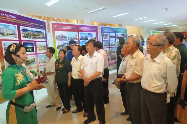 Municipal People's Committee Vice Chairman Dang Viet Dung (middle) at the exhibition