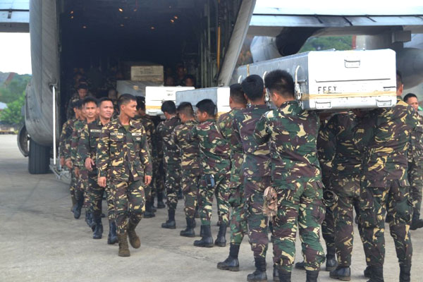 Các binh sĩ Philippines đưa đồng đội thiệt mạng trong cuộc đối đầu với nhóm Abu Sayyaf về nhà từ sân bay Jolo, đảo Mindanao, ngày 30-8. Ảnh: AFP