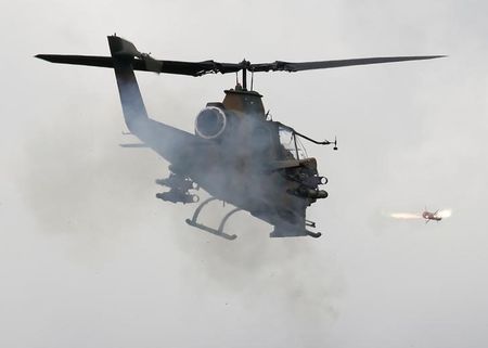 Trực thăng AH-1S của Lực lượng Phòng vệ Nhật Bản tham gia huấn luyện gần núi Fuji, Gotemba, phía tây Tokyo, ngày 25-8. Ảnh: Reuters