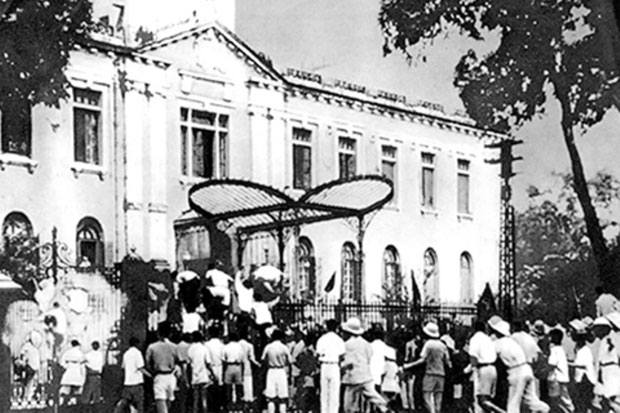 Nhân dân vùng lên cướp chính quyền ở Bắc Bộ phủ, tháng 8 năm 1945.