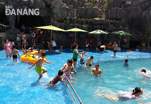 Du khách tham quan và tắm suối ở Công viên  suối khoáng nóng Núi Thần Tài.