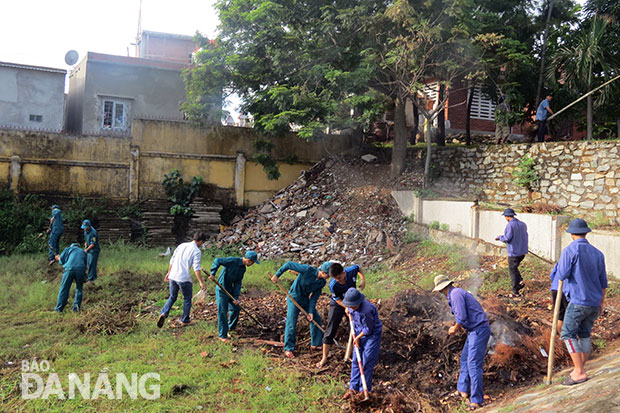 UBND phường Khuê Mỹ (Ngũ Hành Sơn) huy động nhiều lực lượng ra quân dọn dẹp rác, xà bần trên địa bàn phường.