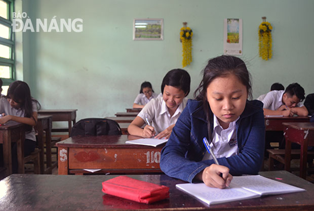 Lãnh đạo thành phố luôn chú trọng đầu tư cho giáo dục.  TRONG ẢNH: Học sinh Trường THCS Lê Thánh Tôn, quận Liên Chiểu trong giờ học.