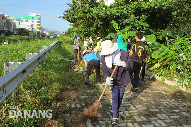 Ra quân xử lý các điểm nóng về môi trường là một trong những nhiệm vụ trọng tâm Tháng cao điểm văn hóa, văn minh đô thị của quận  Thanh Khê. 				          Ảnh: THU HÀ