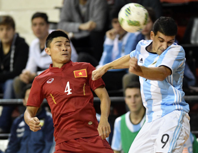 Tuyển futsal VN (trái) trong trận thua Argentina 1-3. Ảnh: TÚ ANH