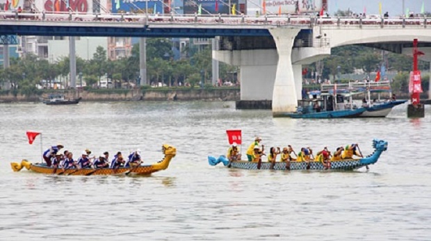  A traditional boat race on the Han River