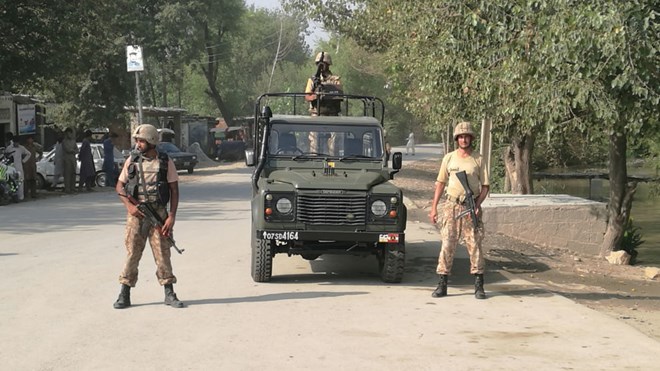 Lực lượng an ninh Pakistan tại một khu vực mới xảy ra vụ đánh bom liều chết. (Nguồn: Reuters)