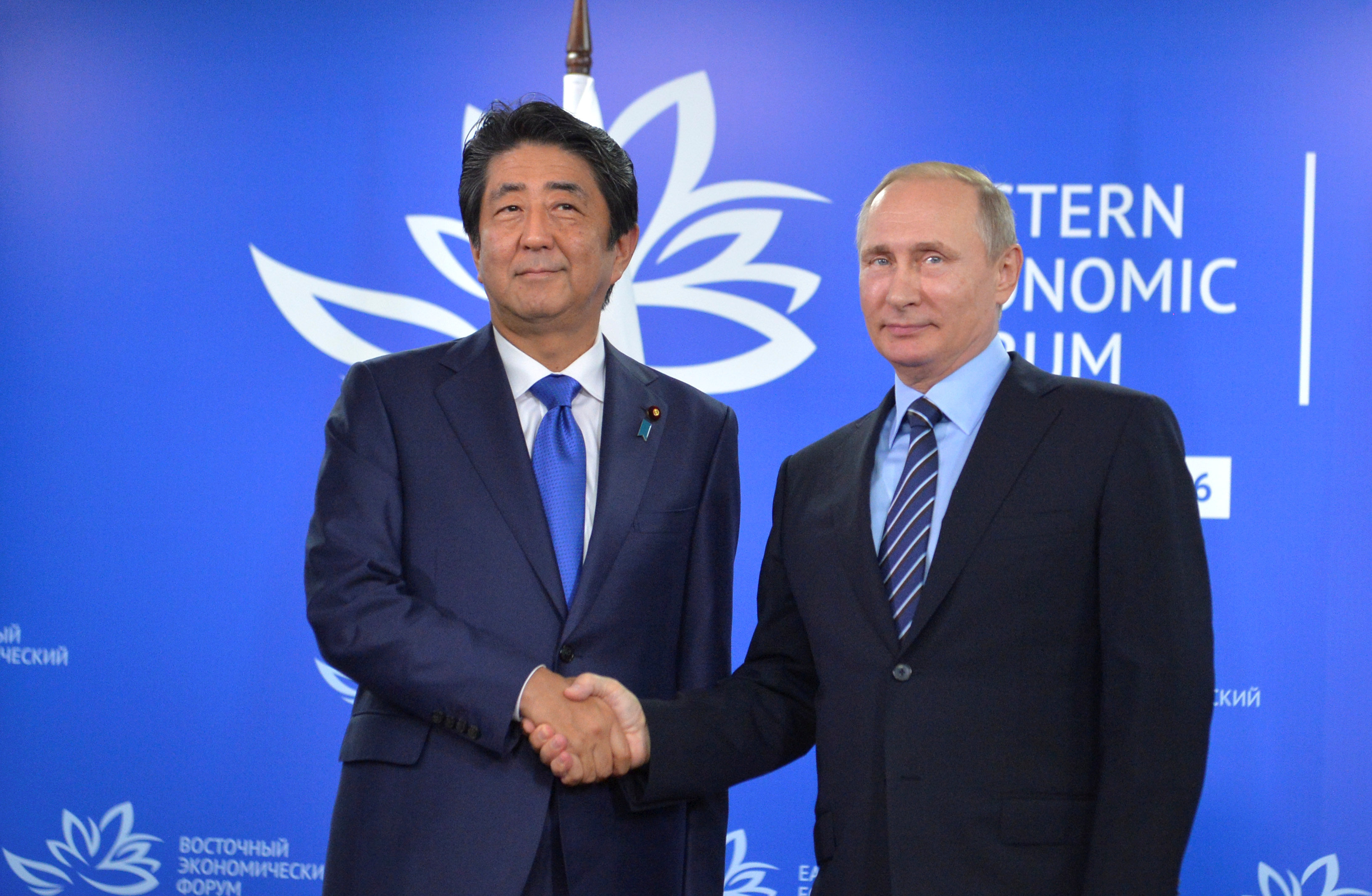 Thủ tướng Nhật Bản Shinzo Abe (trái) và Tổng thống Nga Vladimir Putin trong cuộc hội đàm tại thành phố Vladivostok hôm 2/9 (Ảnh: Reuters)