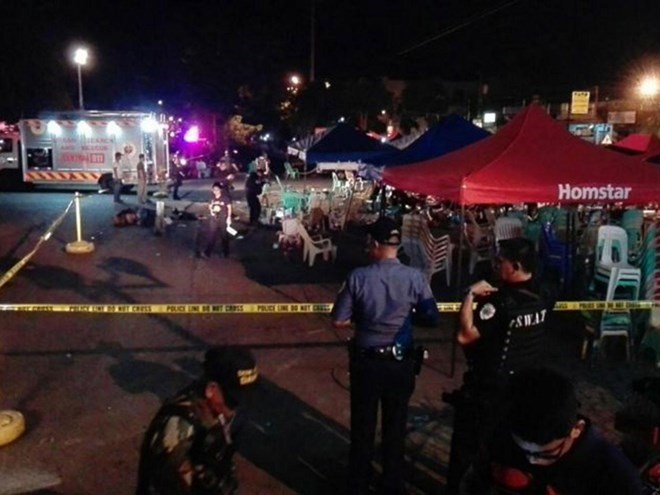 Police seal off the scene of the bomb blast in Davao (Photo: EPA)