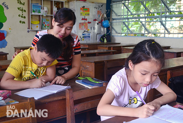 Tập trung giảm tải chương trình học là một trong những nhiệm vụ trọng tâm ngành giáo dục và đào tạo Đà Nẵng triển khai trong năm học 2016 - 2017. TRONG ẢNH: Giờ học của cô và trò Trường tiểu học Võ Thị Sáu, quận Hải Châu. 			                     Ảnh: PHƯƠNG TRÀ