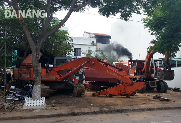 Một ga-ra trên đường Xuân Thủy thường xuyên gây tiếng ồn lớn và xả khói đen  ảnh hưởng đến cuộc sống của khu dân cư.