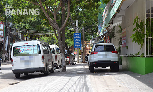 Ô-tô đỗ trên vỉa hè đường Phan Châu Trinh. (Ảnh chụp sáng 28-8-2016)