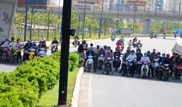 People stop vehicles under the highway to avoid the heat while waiting for the traffic lights in Ho Chi Minh City. Tuoi Tre