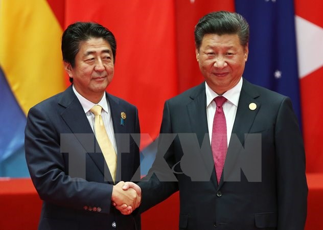 Chủ tịch Trung Quốc Tập Cận Bình (phải) và Thủ tướng Nhật Bản Shinzo Abe (trái) trong lễ đón tại Hội nghị thượng đỉnh G20 ở Hàng Châu ngày 4/9. (Nguồn: EPA/TTXVN)