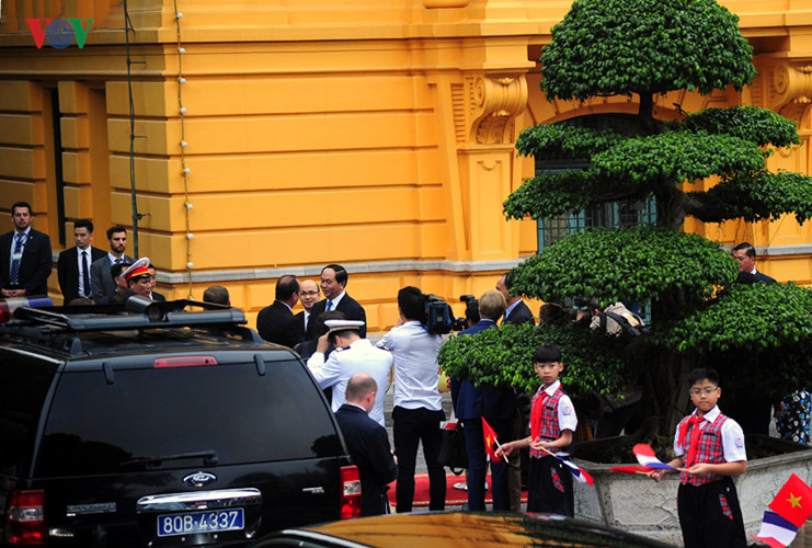 Chủ tịch nước Trần Đại Quang chào mừng Tổng thống Pháp Hollande thăm chính thức Việt Nam.
