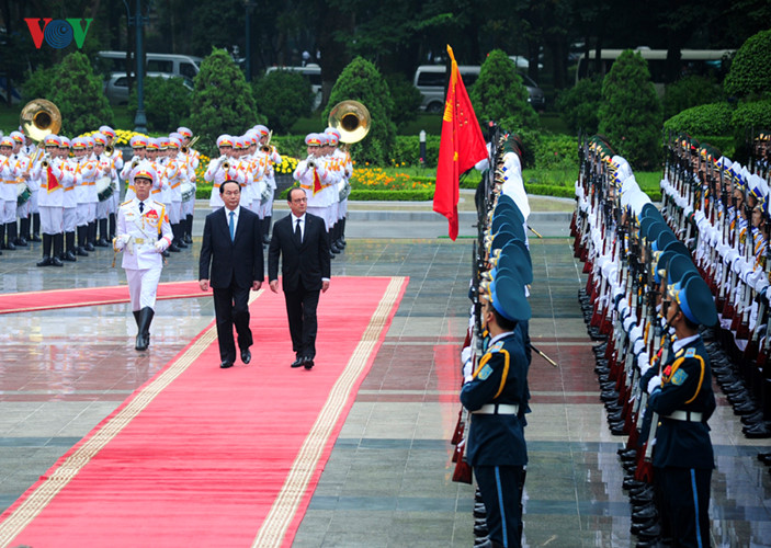   Chủ tịch nước Trần Đại Quang và Tổng thống Pháp Hollande duyệt đội danh dự Quân đội nhân dân Việt Nam.