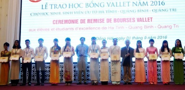 Outstanding students receiving their scholarships (Photo: VNA)