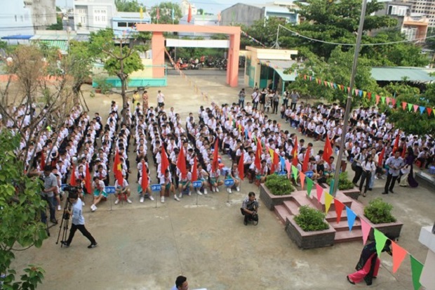 Opening ceremony for the new academic year at Hoang Sa Junior High School (Photo: laodong.com.vn)