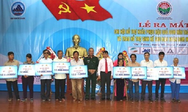  Giving financial aid to local victims of bombs and mines (Photo: qdnd.vn)