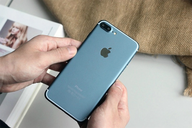 iPhone 7 từng được đồn có thêm màu Deep Blue - màu biểu tượng của iPhone 7, giống như iPhone 6s khác biệt với màu vàng hồng Rose Gold.