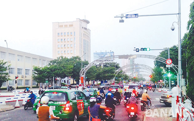  Traffic movement at the western end of the Han River Bridge