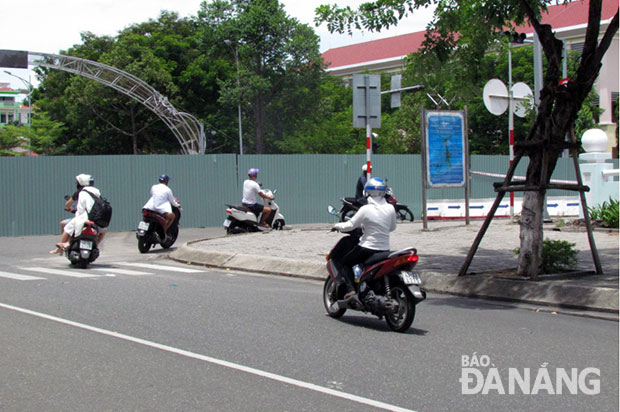 Đến trưa 7-9, nhiều người tìm hiểu thông tin phân luồng đã biết cách đi từ quận Hải Châu qua quận Sơn Trà bằng lộ trình hướng dẫn: Phan Đình Phùng-Bạch Đằng-đường nhánh bên cầu-cầu Sông Hàn.