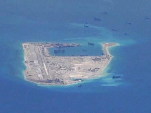 Hình ảnh máy bay do thám Mỹ chụp được cho thấy Trung Quốc tăng cường bồi đắp trái phép ở Biển Đông (Nguồn: WSJ)