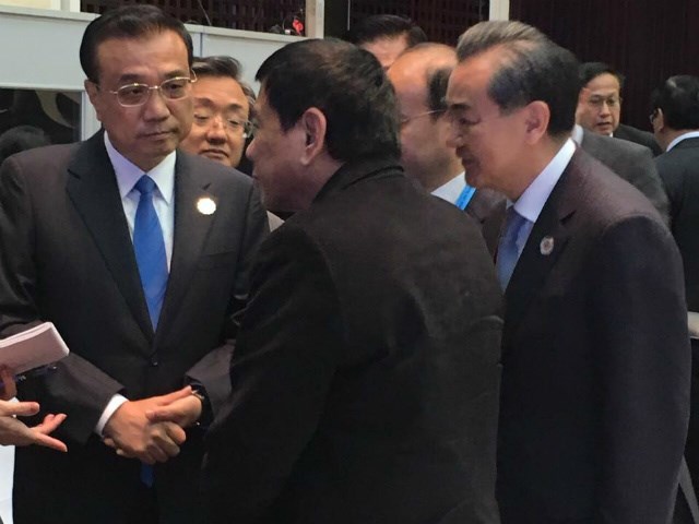 Thủ tướng Trung Quốc Lý Khắc Cường bắt tay Tổng thống Philippines Rodrigo Duterte bên lề hội nghị lãnh đạo các nước Đông Á ở thủ đô Vientiane, Lào. (Nguồn: rappler.com)