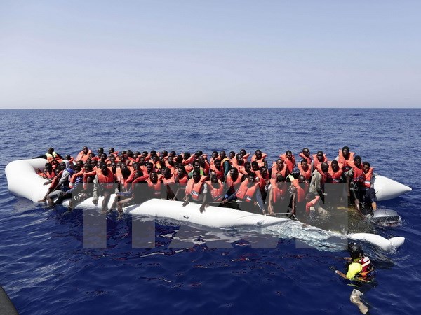 Người di cư sau khi được lực lượng bảo vệ bờ biển Italy cứu tại khu vực ngoài khơi Libya ngày 18-8. (Nguồn: EPA/TTXVN)