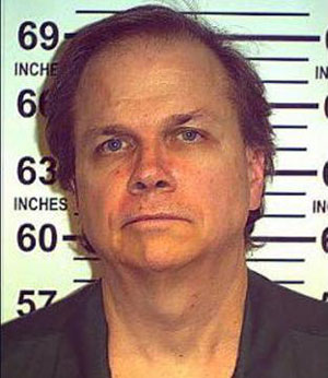 Thủ phạm Mark David Chapman có thể ngồi tù suốt đời.