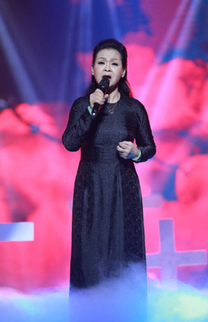 Nữ danh ca Khánh Ly trong đêm nhạc “Cúi xuống thật gần” ở Hà Nội tháng 1-2016.                                           Ảnh: thethaovanhoa.vn
