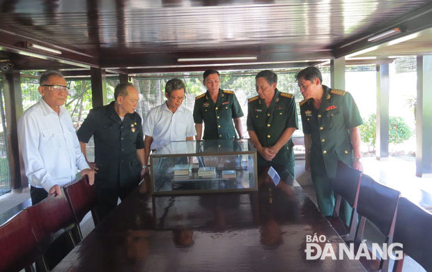 Lực lượng vũ trang quân khu, cán bộ, nhân viên Bảo tàng qua các thời kỳ tham quan khu nhà sàn Bác Hồ.