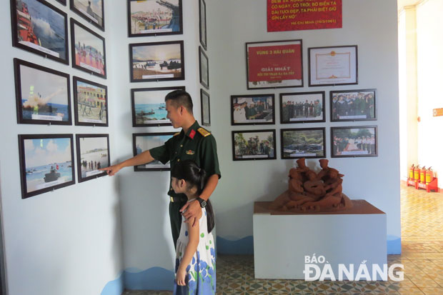 Anh Trần Văn Khánh, công tác tại Cục Chính trị Quân khu 5, dẫn con gái thăm qua Bảo tàng.