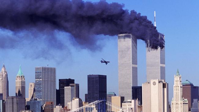 Một trong hai máy bay do không tặc điều khiển lao vào một trong hai tòa tháp đôi tại Trung tâm thương mại Mỹ ngày 11/9/2001 (Ảnh: News.com.au)