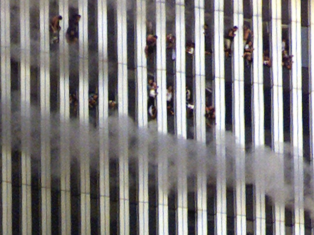 Hàng nghìn người mắc kẹt trong các văn phòng của tòa tháp đôi khi vụ tấn công xảy ra. (Ảnh: Reuters)