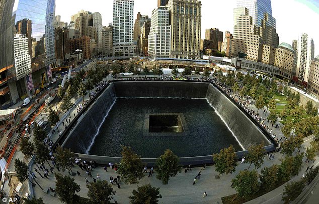 Đài tưởng niệm được xây dựng tại vị trí của hai tòa tháp đôi Trung tâm thương mại thế giới (WTC) tại New York, Mỹ. (Ảnh: AP)