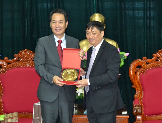 Phó Chủ tịch UBND thành phố Đặng Việt Dũng tặng quà lưu niệm cho Chủ tịch NBC Saitama Hiranuma Dai.